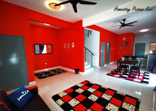 峇株巴辖Pesona Suri Homestay的一间带红色墙壁的客厅和一间餐厅