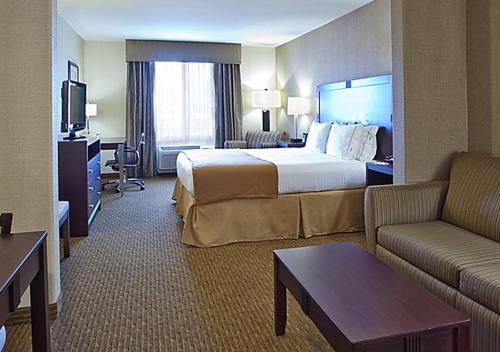 伊根Norwood Inn & Suites Eagan St Paul & Mall of America的酒店客房设有一张大床和一张沙发。