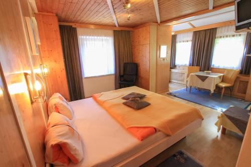 韦尔特湖畔克伦彭多夫皮梭旅馆的一间卧室,卧室内配有一张大床