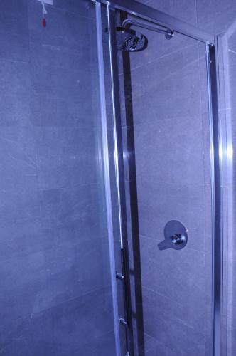 兰佩杜萨La Fenice的浴室里设有玻璃门淋浴