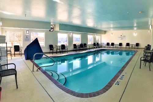 康威康威康福特茵套房酒店的一个带桌椅的大型游泳池