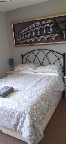 谢普顿马利特康斯坦丁庭院民宿的卧室配有一张带白色棉被的大床