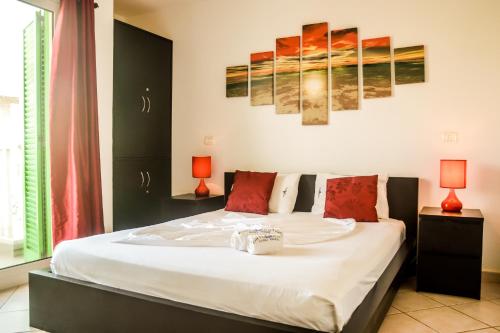圣玛丽亚雷米贝济公寓式酒店的一间卧室配有一张带两盏灯的大型白色床。