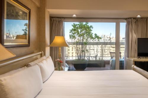 布宜诺斯艾利斯埃克科隆酒店的酒店客房设有一张床和一个大窗户