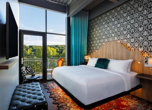 奈阿克Hotel Nyack, a JdV by Hyatt Hotel的一间卧室设有一张大床和一个大窗户