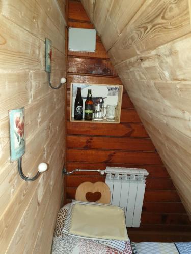 韦特利纳Bacówka PTTK Jaworzec的小屋内带卫生间的小房间