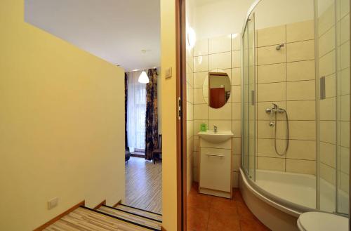 罗兹Apartaments Piotrkowska 101的带浴缸、水槽和淋浴的浴室
