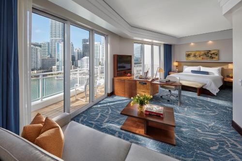 迈阿密Mandarin Oriental, Miami的酒店客房设有一张床和一个大窗户