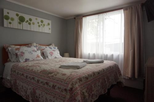 蒙特港Casa Pali的一间卧室设有一张床和一个窗口