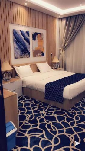 塔伊夫Juri Ahla Al Masayef Furnished Units的一间卧室,卧室内配有一张大床