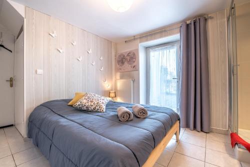 FrancinLa Savouè - Chambre的一间卧室配有蓝色的床和毛巾