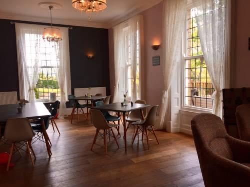 克莱克西顿格莫萨尔酒店的用餐室设有桌椅和窗户。