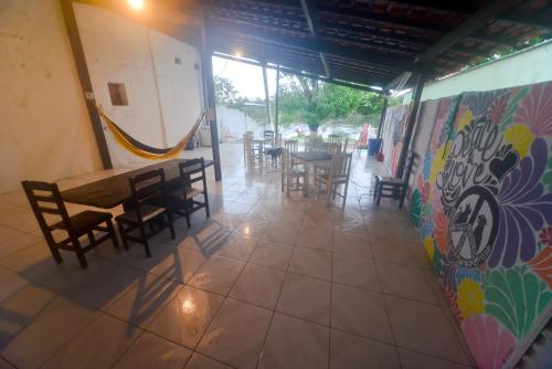 巴雷里尼亚斯卡萨教授旅舍的餐厅设有桌椅和色彩缤纷的墙壁