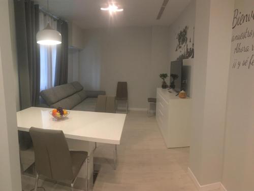 卢塞纳CASA DE TOSCA的客厅配有白色桌子和沙发