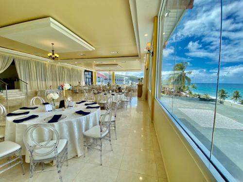 克布拉迪亚斯Hotel El Guajataca的一间带桌椅的海景餐厅