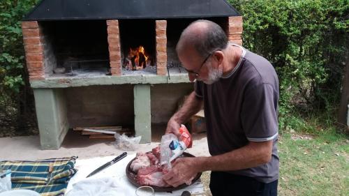 圣奥古斯汀镇posada cerro los nogales的火鸡在砖炉前准备火鸡的人