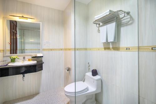芹苴Nesta Hotel Can Tho的一间带卫生间和玻璃淋浴间的浴室