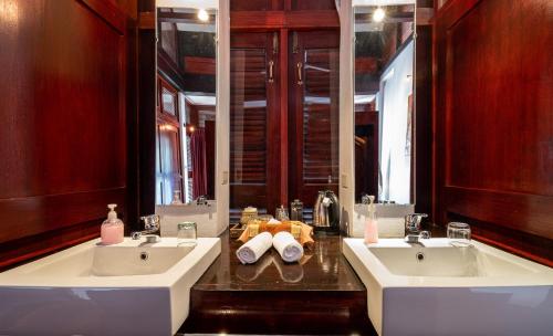 北宾帕克宾保护区旅馆的浴室设有2个水槽和2面镜子