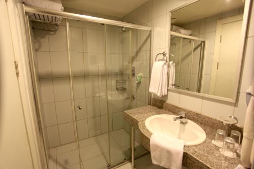 阿萨拉尔AQI Pegasos Royal的一间带水槽和淋浴的浴室