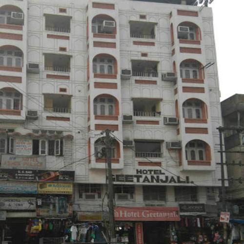 古瓦哈提Hotel Geetanjali的一座大型白色建筑,在城市街道上设有窗户