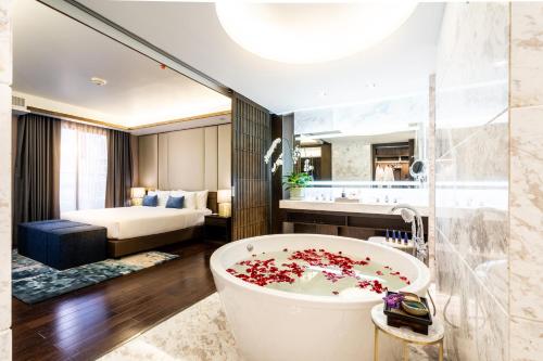 莱卡邦Divalux Resort & Spa Bangkok, Suvarnabhumi Airport-Free Shuttle的带浴缸的浴室和卧室