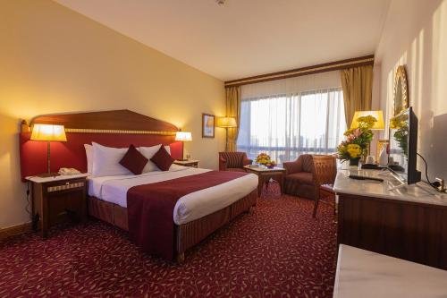 开罗开罗弗拉门戈金色郁金香酒店的酒店客房设有一张大床和一张书桌。