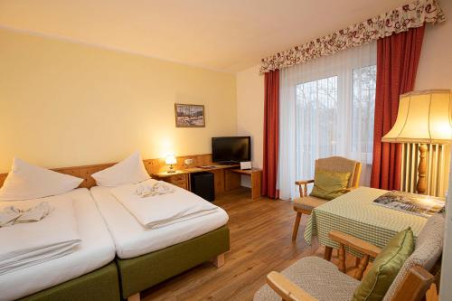 巴德哥依斯恩阿格特威特酒店的酒店客房设有两张床和电视。