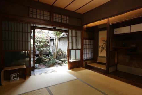 京都Guesthouse KYOTO COMPASS的门开的房间入口