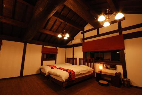 MakagoOkayama Hiruzen Villas Peter Pan的房屋内一间卧室,配有一张大床