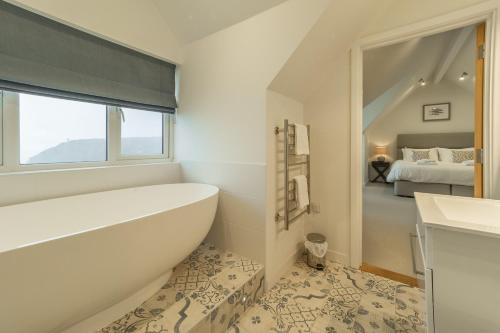 波特里斯Westaway的带浴缸的浴室和卧室