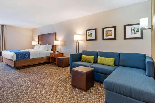 Comfort Inn & Suites near Route 66的休息区