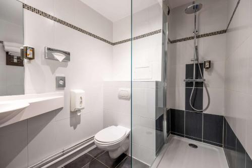 克莱蒙费朗克莱蒙圣雅克康福特酒店的一间带卫生间和玻璃淋浴间的浴室