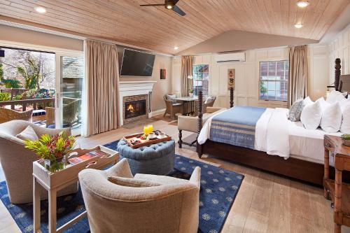 塞多纳奥伯格德塞多纳酒店的一间大卧室,配有一张床和一个壁炉