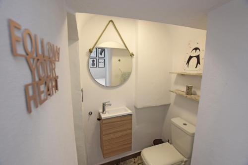 贝赫尔-德拉弗龙特拉CASA COCO的一间带水槽和镜子的浴室