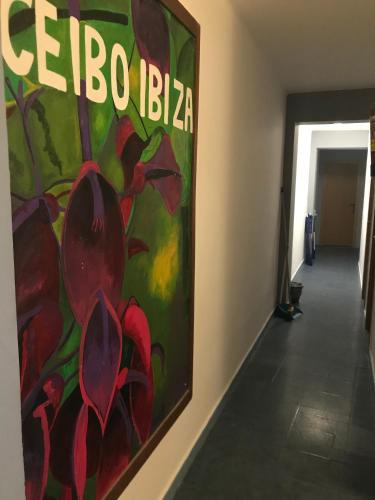 伊维萨镇Ceibo Ibiza - Guest House的挂在走廊墙上的画