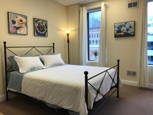 匹兹堡Stay Pittsburgh的一间卧室设有一张大床和一个窗户。