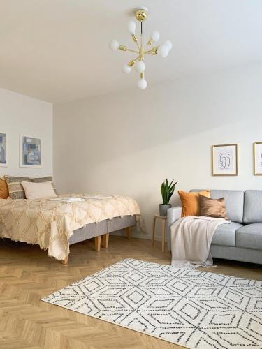 拉赫蒂Cityview Design Apartment Amber的客厅配有床和沙发