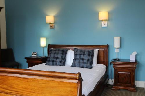 斯佩河畔格兰敦克瑞拉克莱格林恩酒店的一间卧室配有一张蓝色墙壁的床和两盏灯。