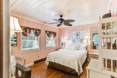 富丽海滩Clervue Cottage的一间卧室配有一张床和吊扇