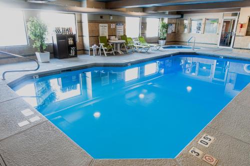 西黄石黄石埃克斯普劳勒小屋酒店的蓝色的大游泳池,位于酒店客房内