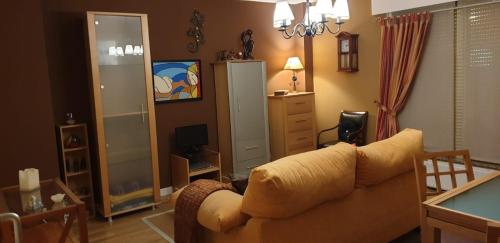 萨达Sada Vacaciones的客厅配有沙发和桌子