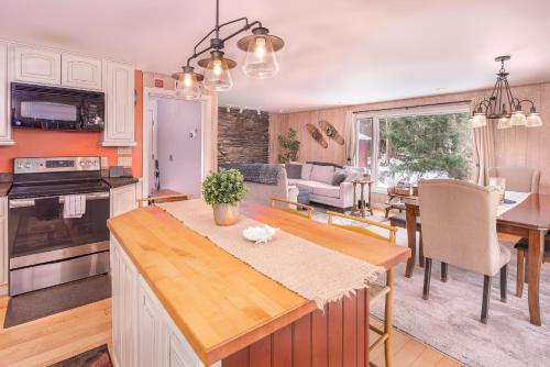 斯托Classic Stowe Ski Chalet chalet的厨房以及带桌椅的起居室。
