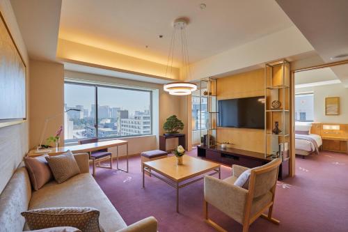 东京THE KITANO HOTEL TOKYO的客厅配有沙发和桌子