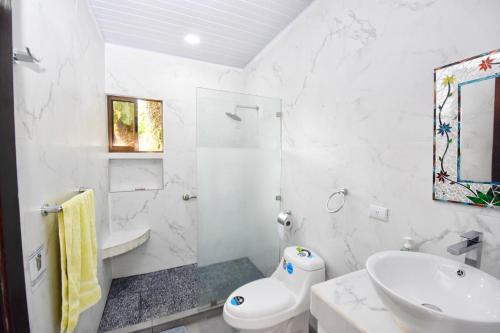 奎波斯城Casa Federico的白色的浴室设有水槽和卫生间。