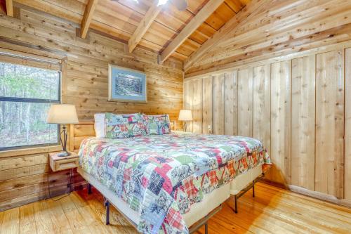 蓝岭Vista的小木屋内一间卧室,配有一张床