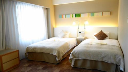 大阪大阪城广场的酒店客房设有两张床和窗户。