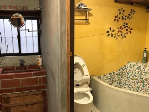 九份Jiufen Xiaomei Meow Seaview Homestay的一间带卫生间和窗户的小浴室