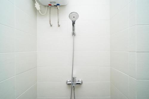 Pondoktjing DuaKoolKost near University of Indonesia 2 - Minimum Stay 2 Nights的浴室内配有淋浴和头顶淋浴