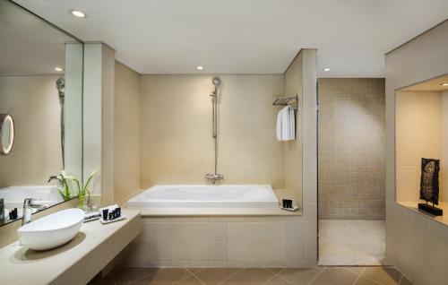 Metropolitan Al Mafraq Hotel的一间浴室