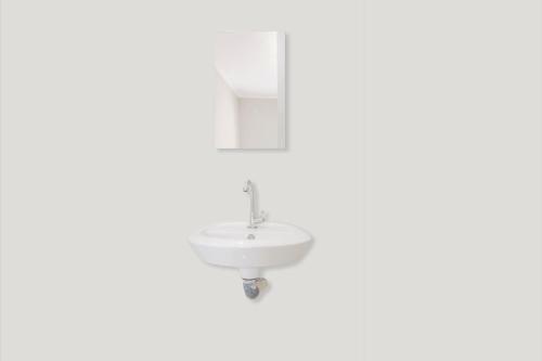 金巴兰OYO 2984 Berlian House Ungasan的浴室设有白色水槽和镜子